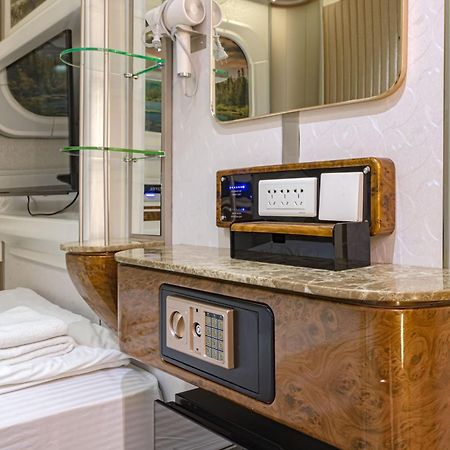 Caps Lock Future Hotel أستانا المظهر الخارجي الصورة